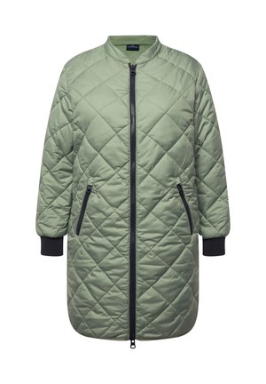 Chaqueta larga acolchada verde con escote redondo, cierre frontal de cremallera, dos bolsillos laterales y puños acanalados en azul marino.