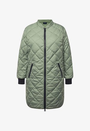 Chaqueta larga acolchada verde con escote redondo, cierre frontal de cremallera, dos bolsillos laterales y puños acanalados en azul marino.