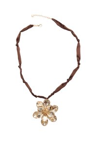 Collana in raso marrone con un grande pendente floreale in tono oro, caratterizzato da petali traslucidi e un centro testurizzato.