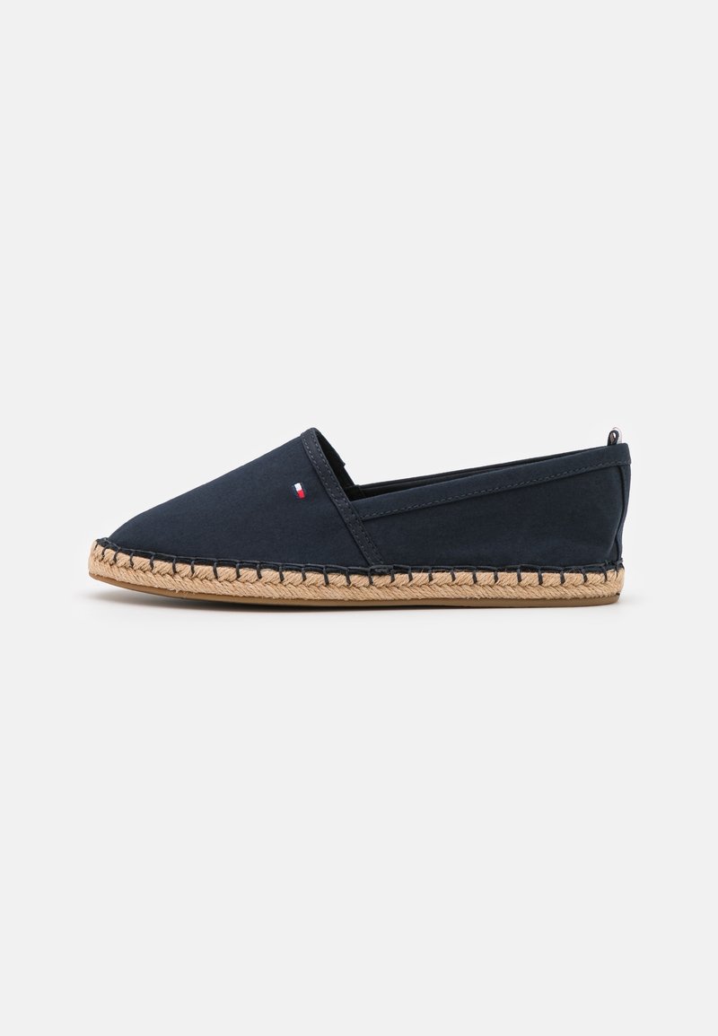 Espadrille bleu marine à enfiler avec semelle tressée beige et petit logo rouge, blanc et bleu sur le côté, vue de l'extérieur.