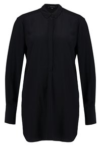 Chemise noire à manches longues avec un col classique, une patte de boutonnage et un tissu lisse offrant une coupe légèrement ample.