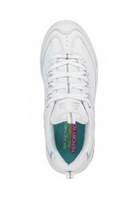 Zapatilla deportiva blanca con cuero texturizado, paneles de malla y una plantilla acolchada con la marca "Memory Foam" en rosa y verde.