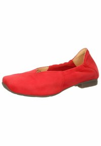 Scarpa piatta in suede rosso con punta arrotondata, tacco basso e un leggero taglio frontale. Texture liscia e design semplice.