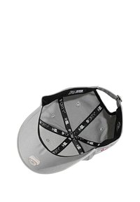 Cappello grigio con visiera curvata, dotato di un interno testurizzato e di una fascetta nera regolabile. Include bande decorate e un piccolo adesivo con il logo di una pallina da baseball.