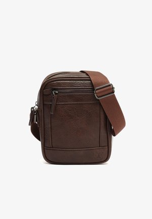 Compact donkerbruine leren crossbodytas met voorvak met rits en verstelbare brede stoffen schouderriem.