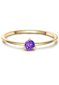 Guldring med en jämn band som har en rund, lila ädelsten inställd i tre klor i mitten. Enkel och elegant design.