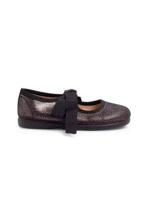 Ballet flats tumman metallinhopeisena, jossa on tekstuuri, musta joustosanka ja nauha-akcentti vampissa.