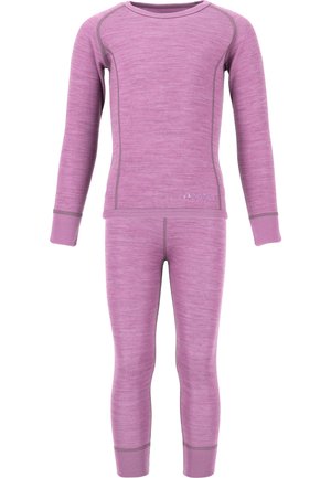 Haut thermique à manches longues et pantalon ajusté en violet clair avec des coutures contrastées. Fabriqué à partir d'un tissu doux, conçu pour la chaleur et le confort.