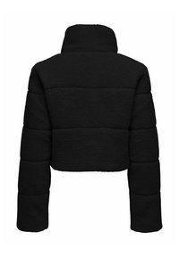 Zwarte cropped puffer jack van een textuurstof, met hoge kraag en lange mouwen, voorzien van horizontale gestikte secties voor isolatie.