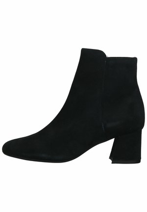 Stivaletti neri in suede alla caviglia con punta affusolata e tacco a blocco, caratterizzati da un design elegante e una texture liscia. Nessun hardware o motivo visibile.