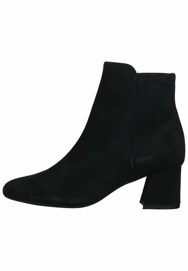 Botas de tobillo de ante negro con puntera afilada y tacón cuadrado, que presentan un diseño elegante y una textura suave. Sin herrajes ni patrones visibles.