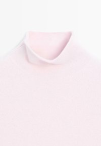 Maglione a collo alto rosa chiaro realizzato in morbido tessuto a maglia. Presenta un colletto aderente e una texture liscia, senza motivi o adornamenti visibili.