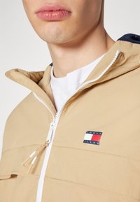 Tommy Jeans CHICAGO  - Vindjacka - tawny sand