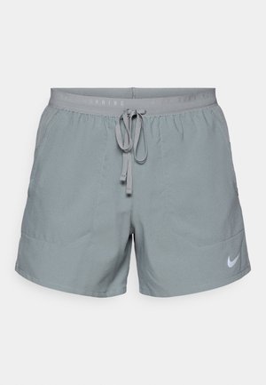Graue Sportshorts aus leichtem Stoff mit elastischem Bund, Kordelzug und Seitentaschen, die ein kleines weißes Nike-Logo zeigen.