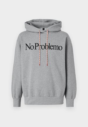Grauer Hoodie mit einer Kängurutasche, Kapuze mit roten und weißen Zugbändern, versehen mit dem Aufdruck "No Problemo" in fetten schwarzen Buchstaben auf der Vorderseite.