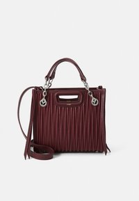 Tumši sarkana ādas soma ar vertikālām krokojumiem, divām augšējām rokturiem, sudraba aparatūru un noņemamu pleca siksnu. Kompakta taisnstūra forma.