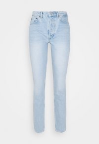 Jeans de mezclilla azul claro con corte ajustado, diseño de cinco bolsillos, cierre de cremallera y botón. Textura desgastada cerca de las rodillas.