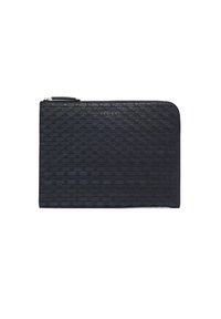 Portafoglio in pelle intrecciata nera con forma rettangolare, caratterizzato da una chiusura a zip e logo impresso sul fronte. Texture liscia e design strutturato.