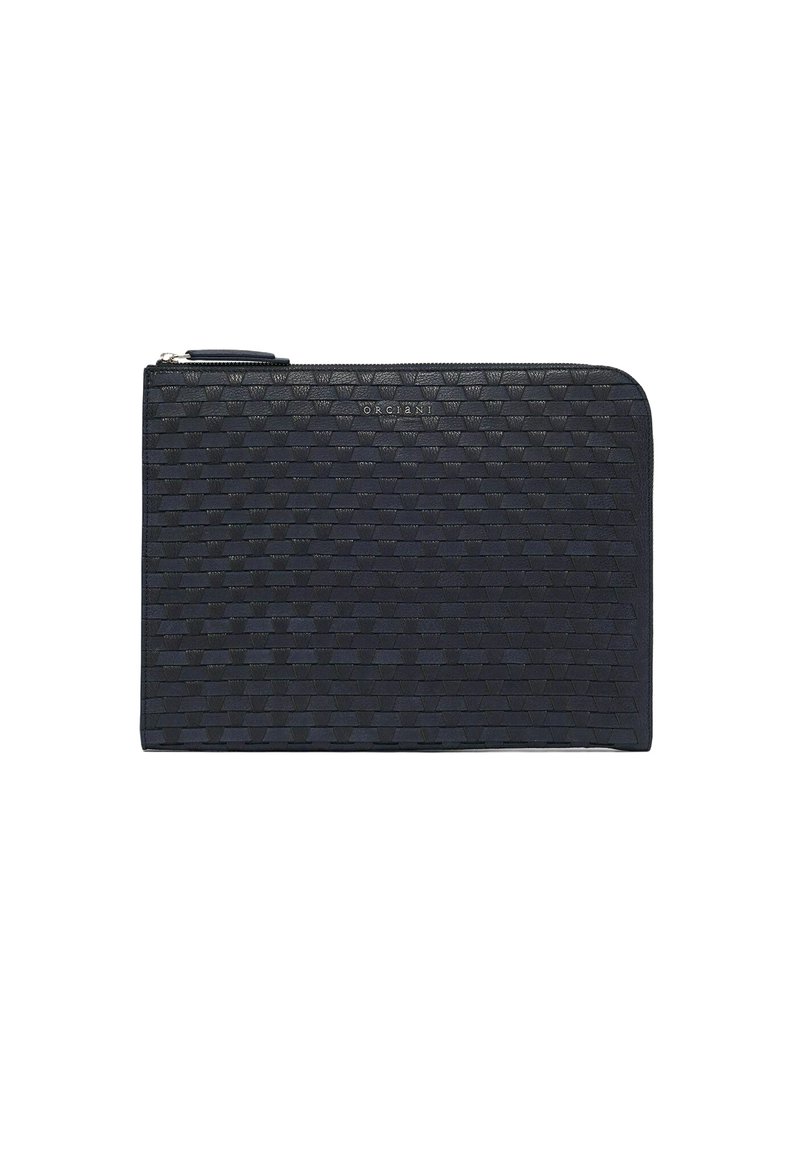 Portafoglio in pelle intrecciata nera con forma rettangolare, caratterizzato da una chiusura a zip e logo impresso sul fronte. Texture liscia e design strutturato.