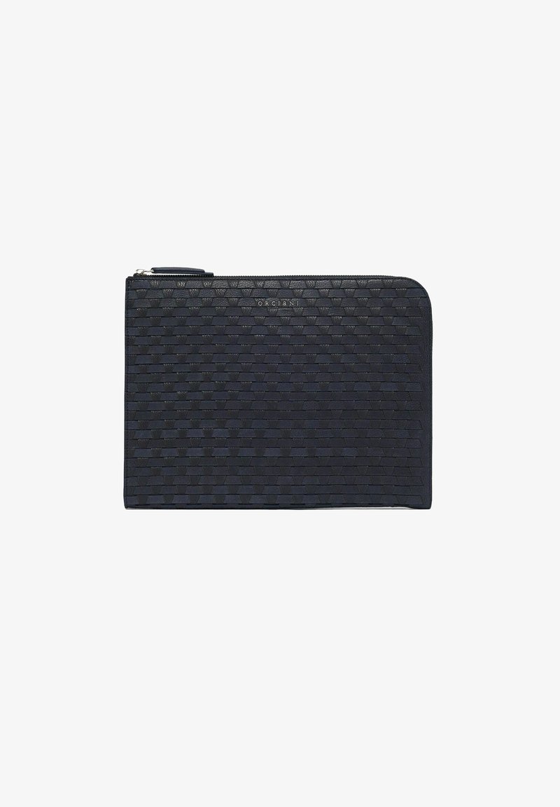 Portafoglio in pelle intrecciata nera con forma rettangolare, caratterizzato da una chiusura a zip e logo impresso sul fronte. Texture liscia e design strutturato.