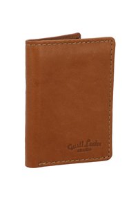 Portefeuille en cuir marron avec des coutures visibles, présentant une texture lisse et un logo en relief sur le devant. Forme compacte et rectangulaire.