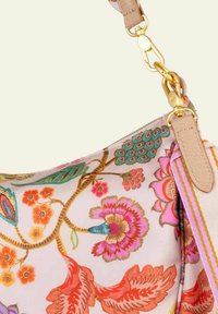 Sac à main à motif floral avec des designs roses, oranges et verts. Présente une texture lisse, une bandoulière en cuir et des accents en métal doré.