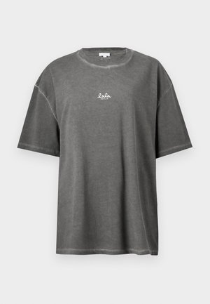 Grå oversized bomullst-skjorte med rund hals og korte ermer. Har en liten hvit "lala BERLIN" logo på fronten. Myk tekstur.