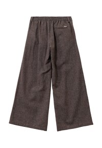 Brede bruine wollen broek met elastische tailleband en één achterzak op een witte achtergrond.