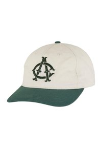 Cappellino da baseball beige con visiera verde scuro, dotato di iniziali verdi ricamate sulla parte anteriore. Realizzato in tessuto leggero con un design strutturato.
