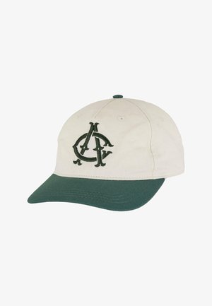 Beige Baseballmütze mit einem dunkelgrünen Schirm, auf der die gestickten grünen Initialen auf der Vorderseite zu sehen sind. Hergestellt aus leichtem Stoff mit einem strukturierten Design.