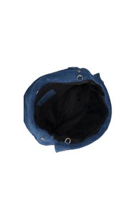 Borsa blu in suede a forma rotonda, con un interno nero, accessori in metallo e una tasca interna singola.
