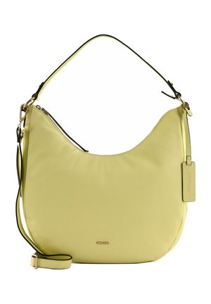 Sac à épaule en cuir jaune doux avec une seule poignée, une bandoulière longue détachable, une fermeture éclair et une étiquette rectangulaire suspendue sur le côté.