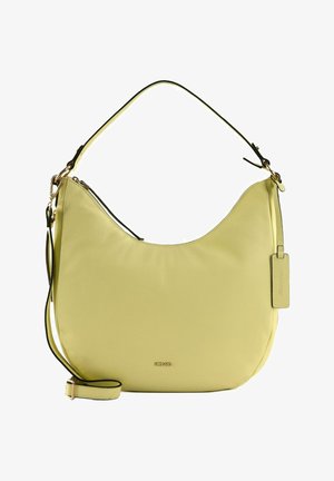 Sac à épaule en cuir jaune doux avec une seule poignée, une bandoulière longue détachable, une fermeture éclair et une étiquette rectangulaire suspendue sur le côté.