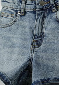 Shorts en denim de couleur bleu clair avec une texture délavée, dotés d'une fermeture à bouton, passants de ceinture et poches avec des détails de couture contrastants.