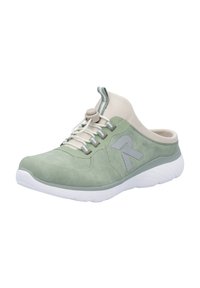 Baskets de sport vert clair en suede, avec une semelle blanche, des lacets élastiques et un logo gris sur le côté. Design à l'arrière ouvert pour un enfilage facile.