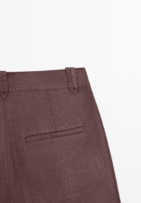 Pantalon en tissu marron foncé avec passants pour ceinture et une poche passepoilée à l'arrière, présenté sur un fond blanc.