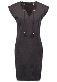 Robe en suédine noire avec un décolleté en V, des manches courtes et des cordons de serrage avec des accessoires en or. Texture lisse et design à longueur genou.