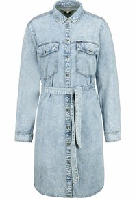 Ljusblå denimklänning med lång ärm, knappar framtill, två bröstfickor och ett matchande bälte i midjan. Slät textur.