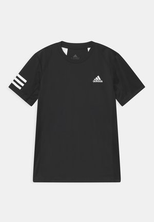 Zwart sportshirt met korte mouwen, met drie witte strepen op de linkermouw en een klein wit logo op de borst. Gladde textuur.