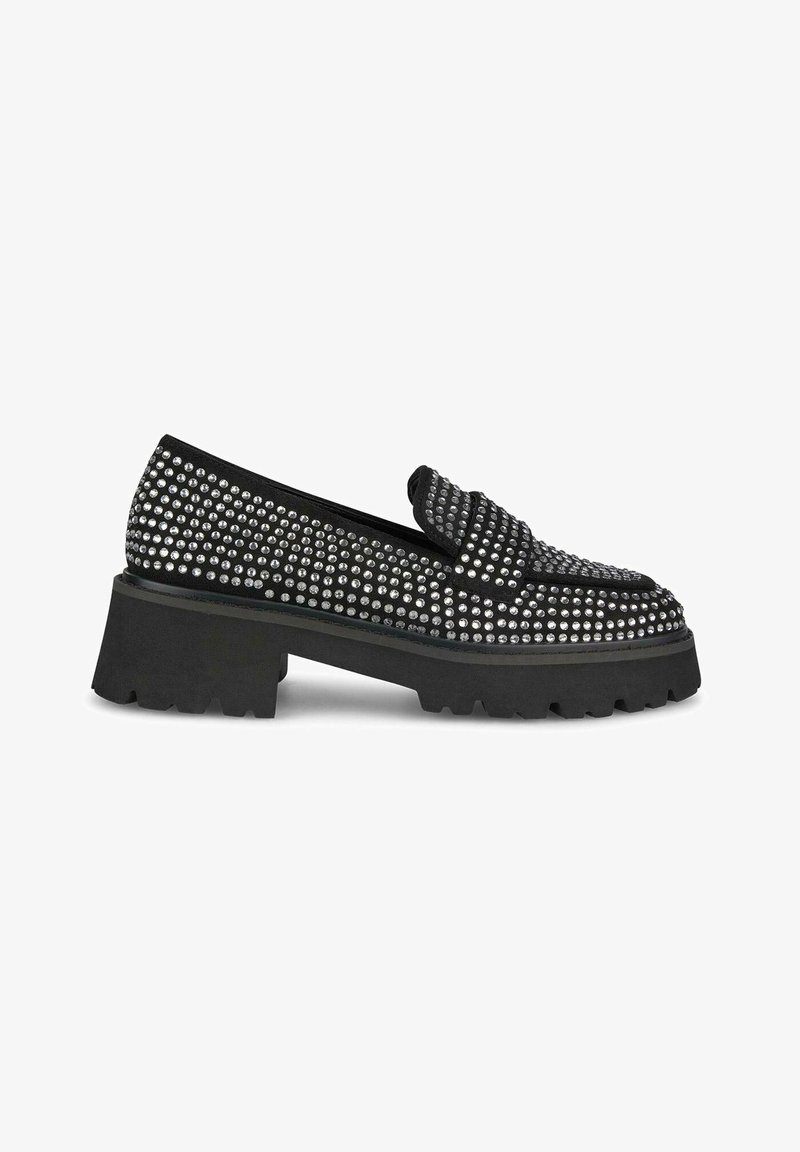 Mocassin noir avec semelle épaisse, décoré de petits clous en argent espacés uniformément qui couvrent toute la surface supérieure.