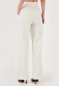 LELA REGULAR FIT - Auduma bikses - beige
