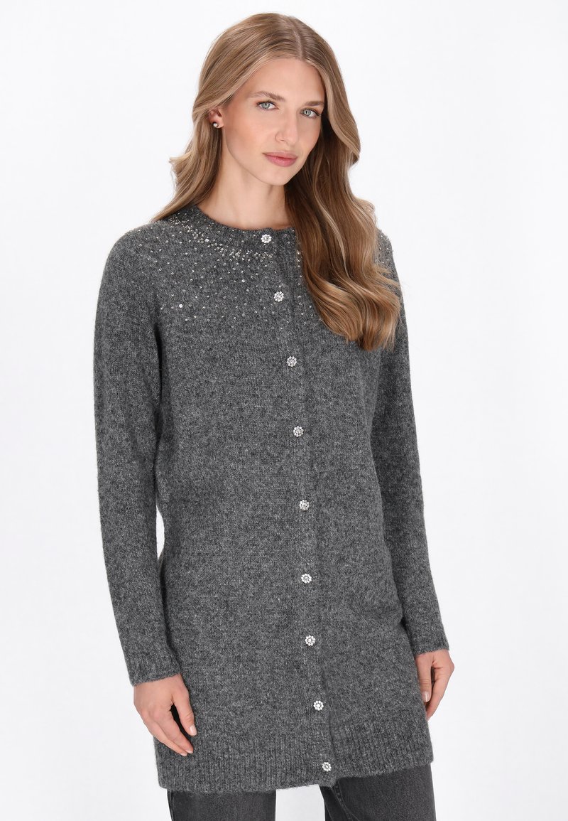 Cardigan gri cu închidere butonată, mâneci lungi și detalii embellishate aproape de decolteu. Textură moale cu o croială lejeră.