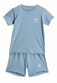 Svetlomodrá súprava trička a šortiek z bavlny, s vyšívaným logom Adidas. Krátke rukávy, voľný strih, hladká textúra a bez vzorov.