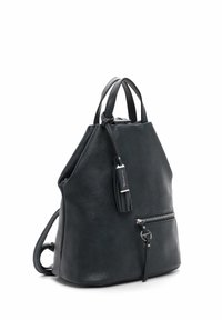 Zaino in pelle nera con una forma strutturata, tasca con zip frontale, manici laterali e accentuato da un ponpon. Texture liscia con hardware minimale.