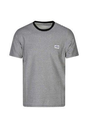 T-shirt homme à manches courtes avec fines rayures horizontales gris clair et blanches, col rond noir, et petite écusson logo sur le côté gauche de la poitrine.