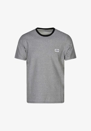 T-shirt homme à manches courtes avec fines rayures horizontales gris clair et blanches, col rond noir, et petite écusson logo sur le côté gauche de la poitrine.