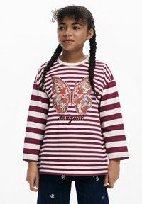 Gestreiftes Langarmshirt in Burgunderrot und Weiß, mit einem großen, mit Pailletten verzierten Schmetterlingsdesign und dem gestickten "desigual"-Text in der Mitte.