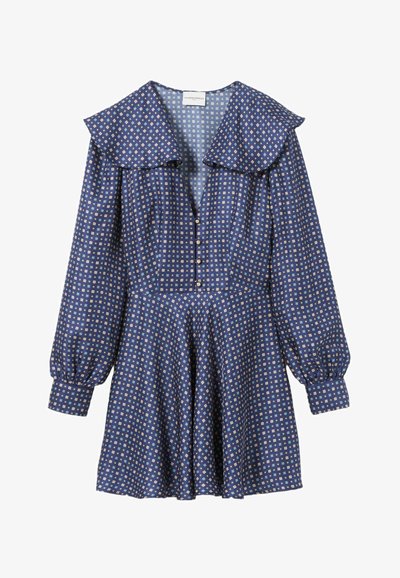 Robe bleue avec un grand col structuré, de longues manches bouffantes et un boutonnage sur le devant. Elle présente un tissu à motif avec de petits carrés clairs.
