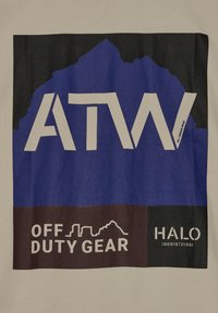 T-shirt med grafisk design i djärva blå och svarta färger, med texten "ATW" och "OFF DUTY GEAR HALO" i kontrasterande vit färg.