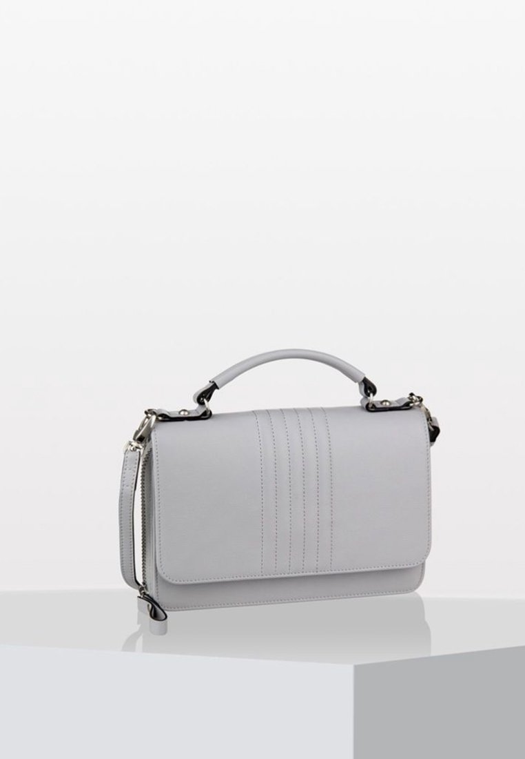 Šedá kožená kabelka se strukturovaným designem, s vrchním uchem, odnímatelným ramenním popruhem a šitými akcenty. Hladký povrch.